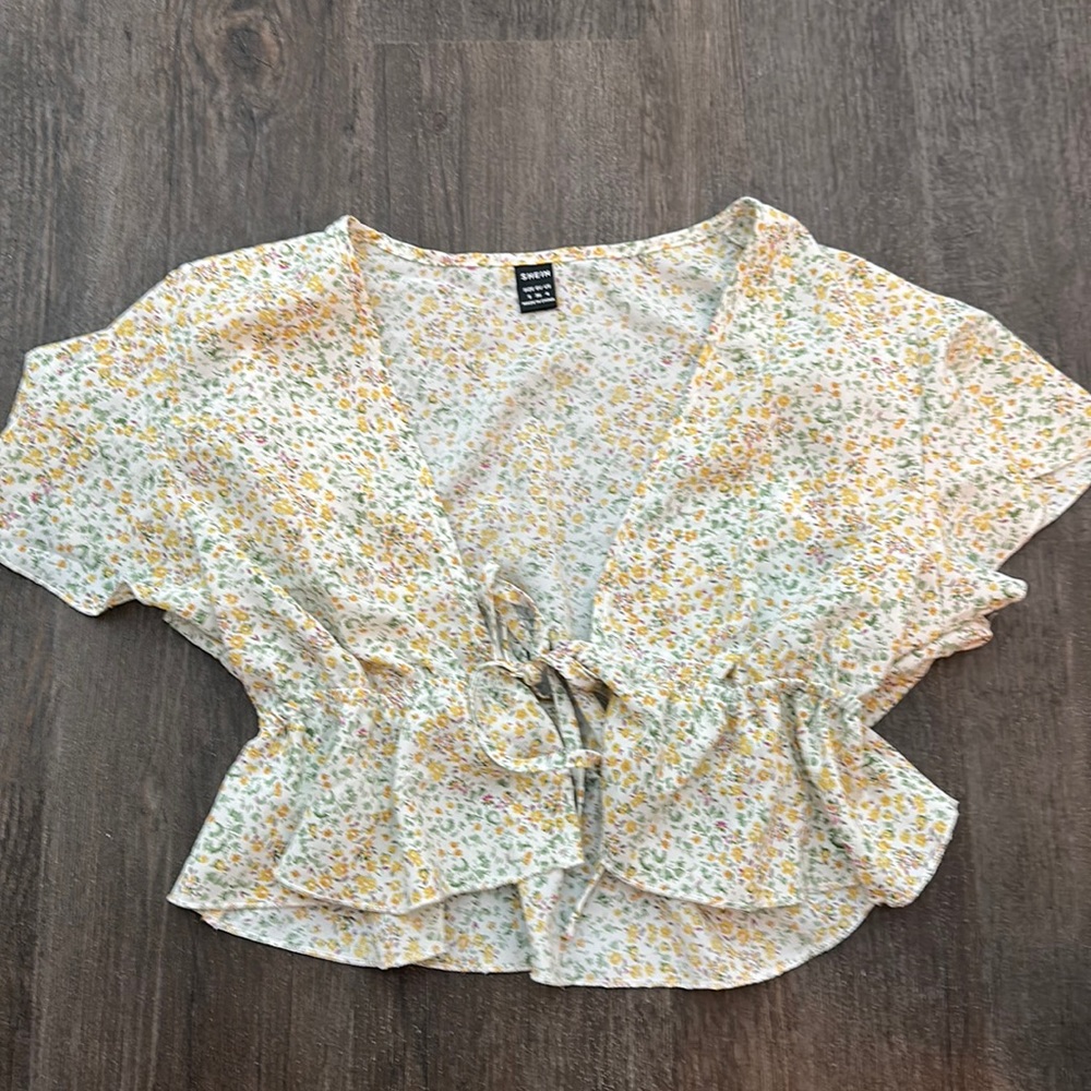 Cute tie shirt with flowers